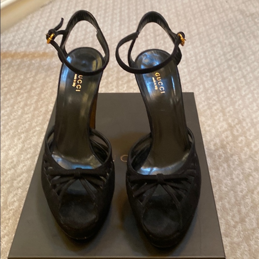 Gucci suede pump